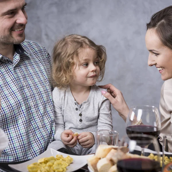 Padres e hija disfrutando de la cena familiar — Foto de Stock