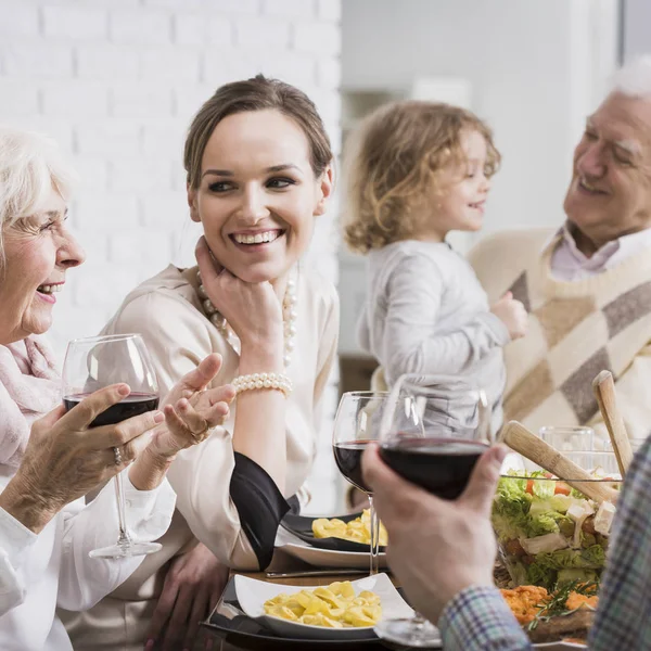 Reunión familiar multigeneracional durante las vacaciones — Foto de Stock