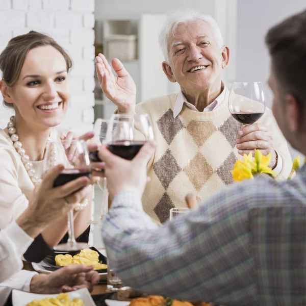 Família feliz fazendo um brinde no jantar de aniversário — Fotografia de Stock