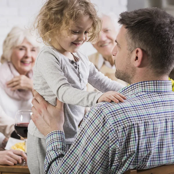 Padre sosteniendo a su pequeño hijo durante la reunión familiar — Foto de Stock