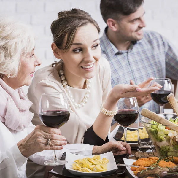 Pessoas que gostam de refeições tradicionais em família — Fotografia de Stock