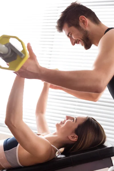 Training met personal trainer — Stockfoto