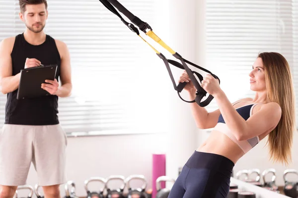 Mujer en forma en un gimnasio —  Fotos de Stock