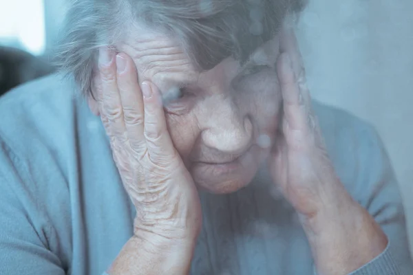 Frau leidet an Migräne — Stockfoto