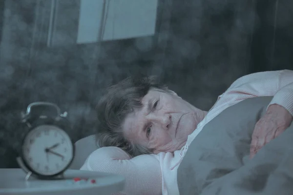ผู้หญิงนอนบนเตียง — ภาพถ่ายสต็อก
