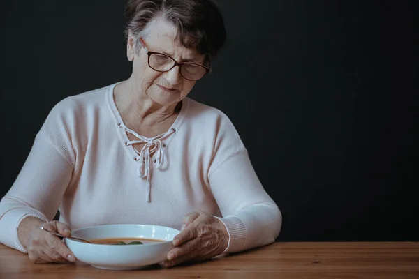 Senhora mais velha durante o jantar — Fotografia de Stock