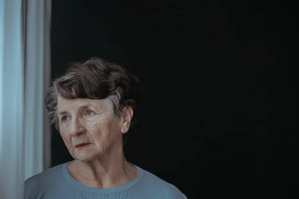 Пожилая дама в комнате — стоковое фото