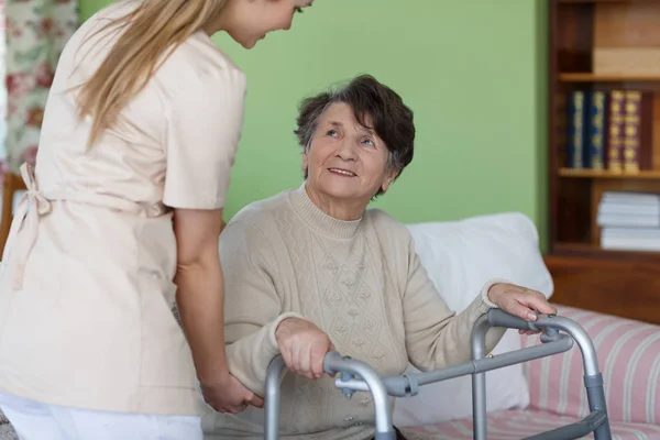 Anciano con un andador — Foto de Stock