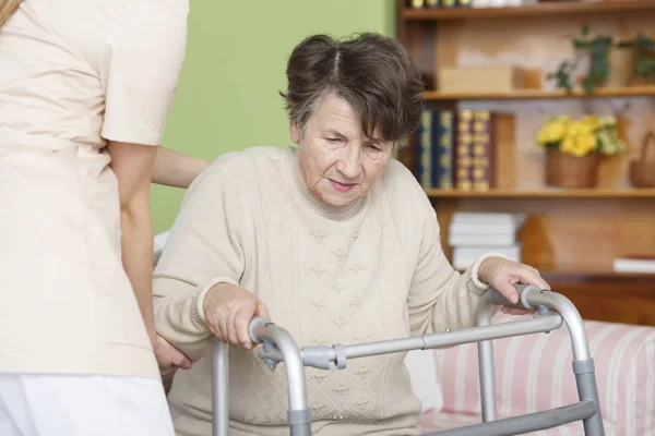 Lady proberen om op te staan — Stockfoto