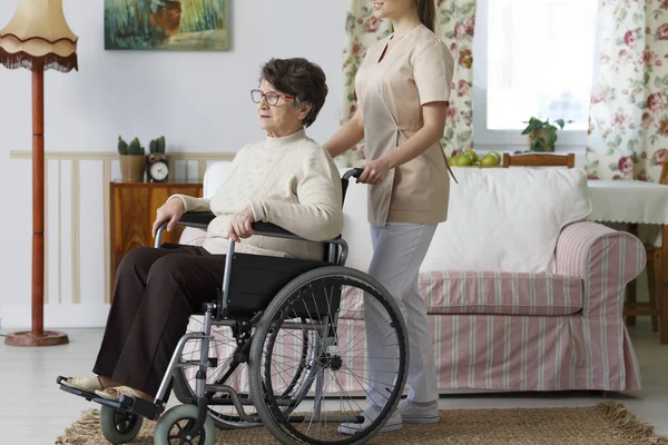Пенсионер в инвалидной коляске — стоковое фото