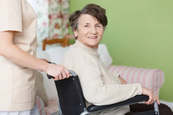 Glückliche ältere Dame — Stockfoto