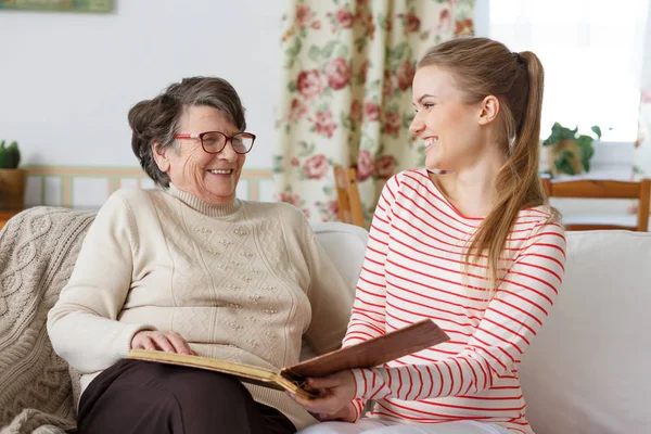 Nonna ridere con sua nipote — Foto Stock