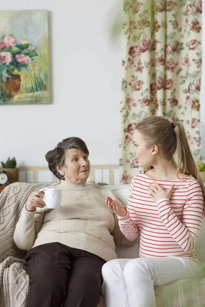 Oma im Gespräch mit ihrem Enkel — Stockfoto