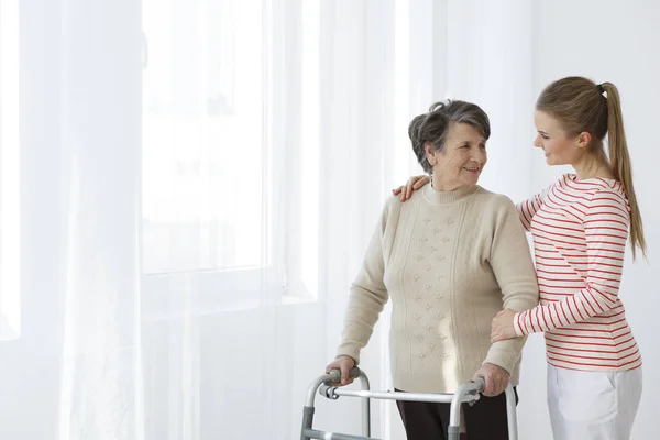 Mormor med en rullator — Stockfoto