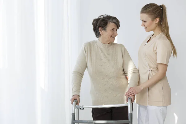 Ouderling met haar verpleegkundige — Stockfoto