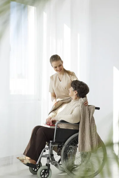Nurse covering lady with blanket — Stock Photo, Image
