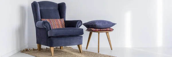 Fauteuil en kruk met kussens — Stockfoto