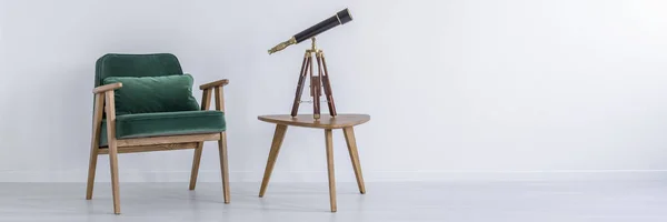Stuhl und Teleskop — Stockfoto