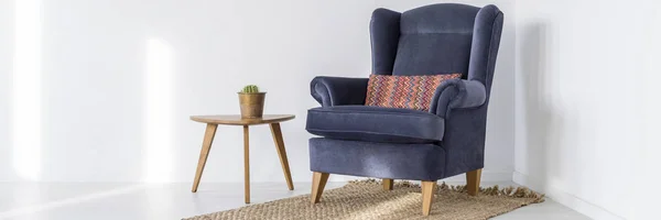 Fauteuil en tafel met cactus — Stockfoto