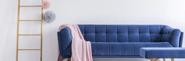 Woonkamer met sofa en ladder — Stockfoto