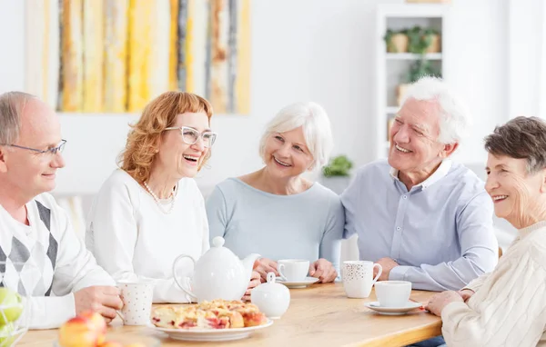 Personer på senior club — Stockfoto