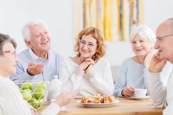 Vriendelijke vergadering in huis — Stockfoto