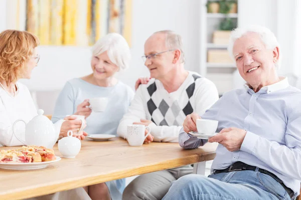 Man dricker kaffe — Stockfoto