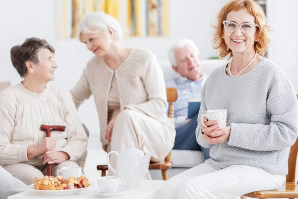 Elegante glückliche Frau — Stockfoto