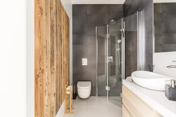 Projeto do banheiro com madeira crua — Fotografia de Stock