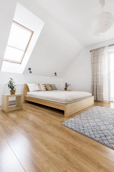 居心地の良いベッドルームに木製ベッド — ストック写真
