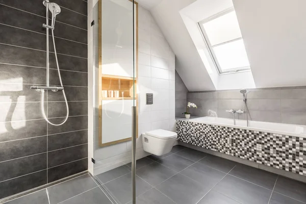 Елегантна світла кам'яна ванна кімната — стокове фото