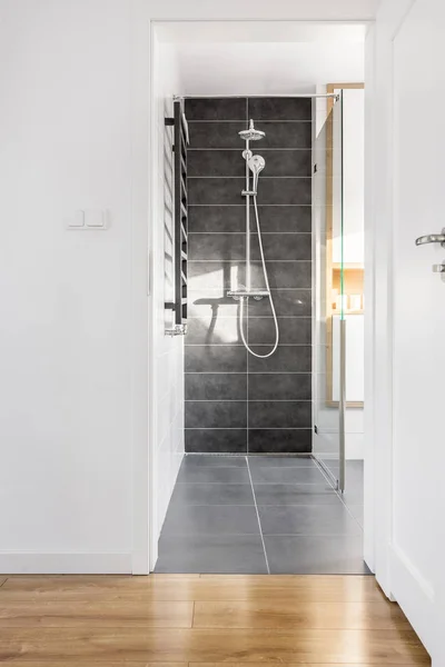 Large grey shower tiles — Stockfoto