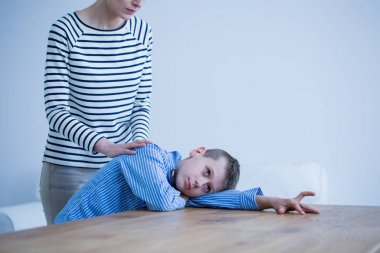 Otistik çocuk bir tablo üzerinde döşeme