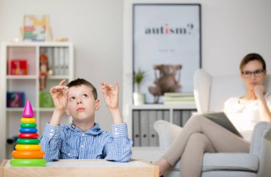 Psikolog gözlem otistik çocuk