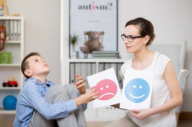 Otistik çocuk ile çalışan psikolog