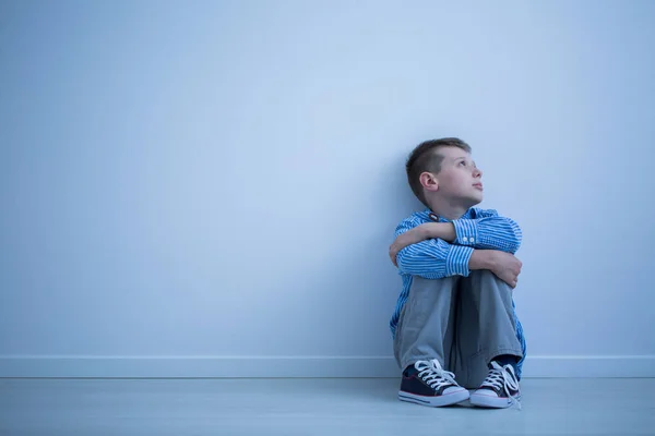 Bir katta oturan çocuk — Stok fotoğraf