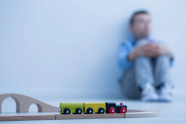 Treno giocattolo e bambino — Foto Stock