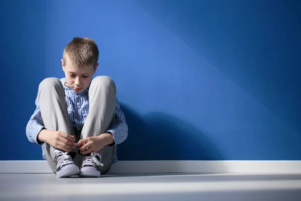 Депрессивный мальчик в комнате — стоковое фото