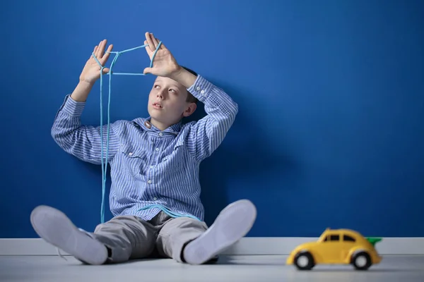 Мальчик играет с веревкой — стоковое фото