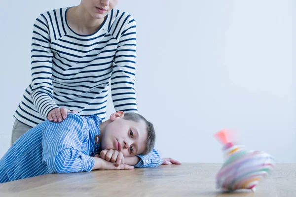 Pojken tittar på spinning top — Stockfoto