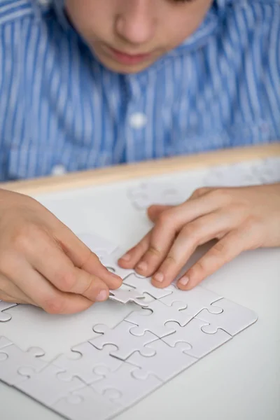 Boy solving a puzzle — Stock Photo, Image