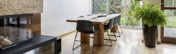 Área de jantar com mesa comunal — Fotografia de Stock