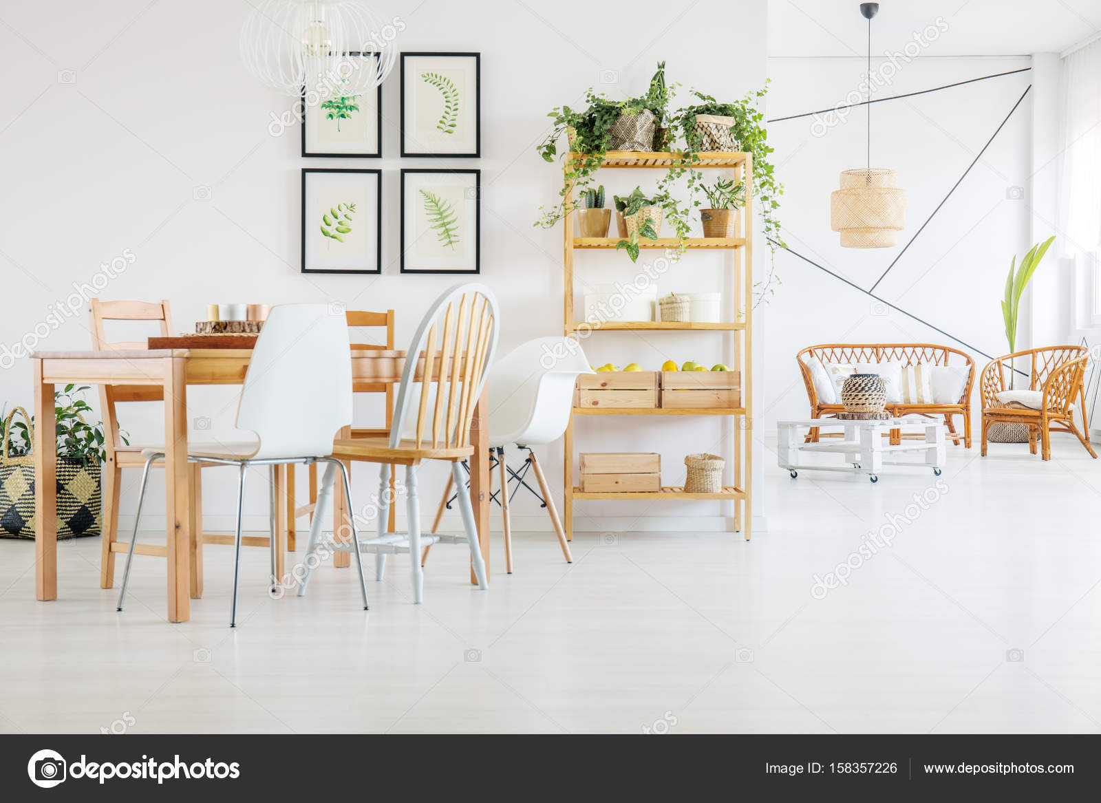 Tafel en stoelen in de eetkamer — Stockfoto © photographee.eu #158357226 Tafel en stoelen in de eetkamer — Stockfoto © photographee.eu #158357226