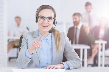 Çağrı merkezi ofis kadında