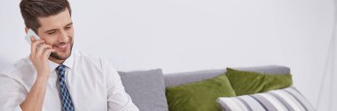 Telefon görüşmesi yapan erkek