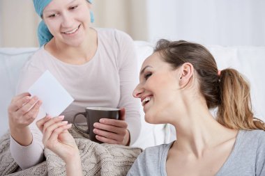 Kadın kanser ve fotoğrafa bakarak onun arkadaşıyla