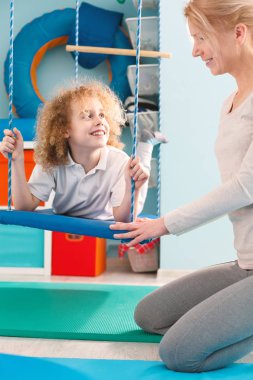 Çocuk terapisi swing kullanarak
