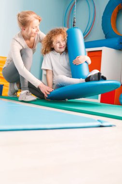 Çocuk disk swing kullanarak