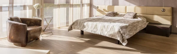 Rum med äktenskapliga säng — Stockfoto