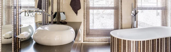 Kamar mandi dengan bak mandi dan wastafel — Stok Foto